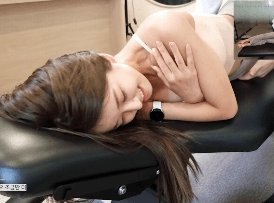 추나요법 받는 누나 이미지 #3