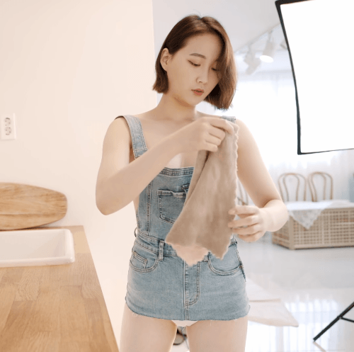 노브라로 멜빵 치마 입음 ㄷㄷ 이미지 #3