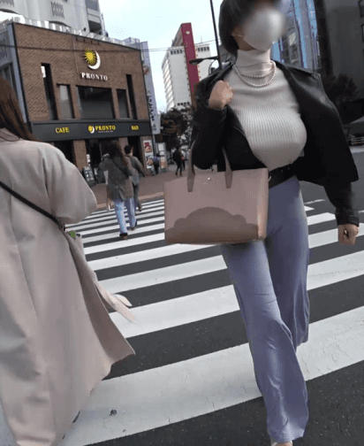 H컵인데 노브라로 다니는 누나 이미지 #4