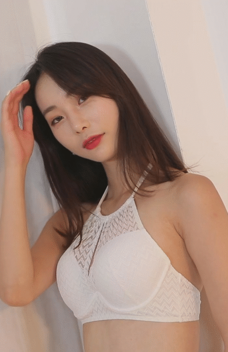 비키니녀 쳐다보다 눈 마주친 시점 이미지 #2