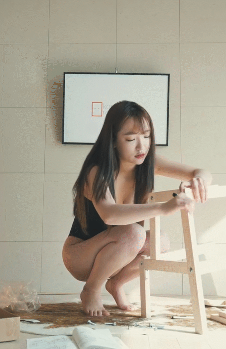 아래털 시원하게 밀어버린 이케아 가구 조립녀 이미지 #3