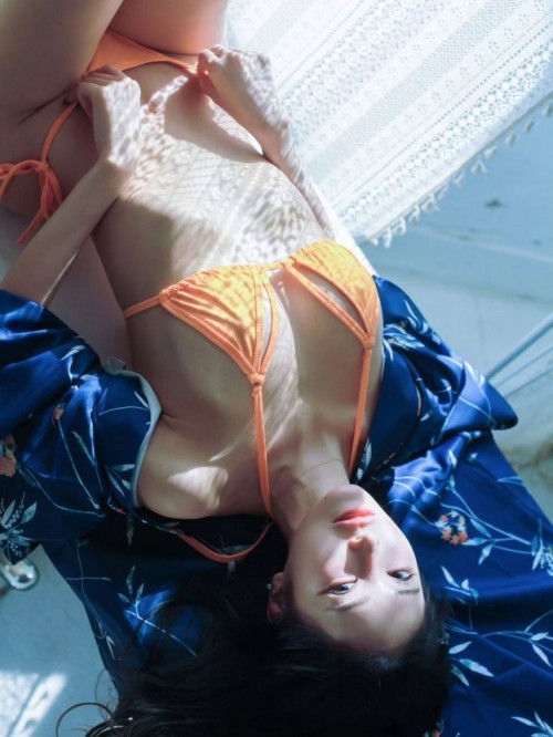 주빈 주황 형광 비키니 핫바디 이미지 #2