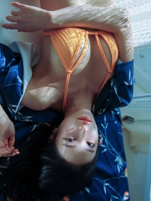 주빈 주황 형광 비키니 핫바디 이미지 #3