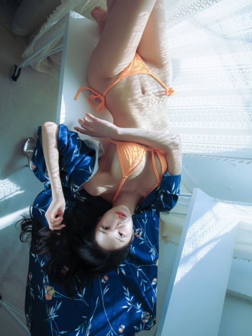 주빈 주황 형광 비키니 핫바디 이미지 #5