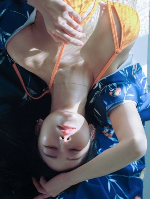 주빈 주황 형광 비키니 핫바디 이미지 #16