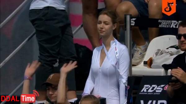 레이징 중계 중 포착된 노브라 미녀 이미지 #1