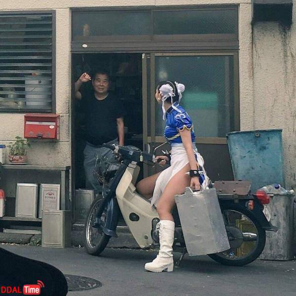 중국 전통 복장을 착용하고 일하는 중국집 눈나 이미지 #2