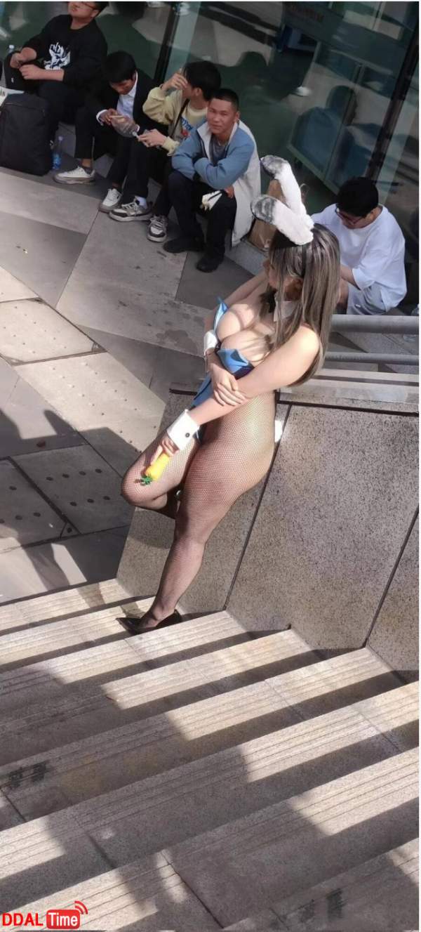 이런 복장으로 밖에 돌아다닌 게 레전드 이미지 #1