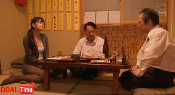 야스갑.. 두꺼비 아재와 식사중인 여배우 이미지 #1