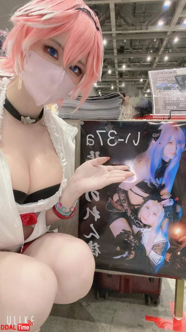 작품 보여주는 코스프레녀 이미지 #1