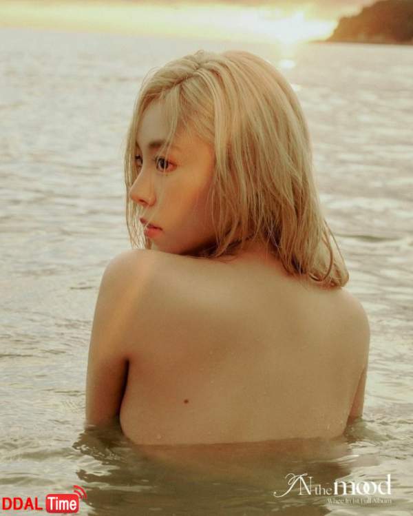 과감하게 상반신 뒤태 노출 감행한 휘인 이미지 #1