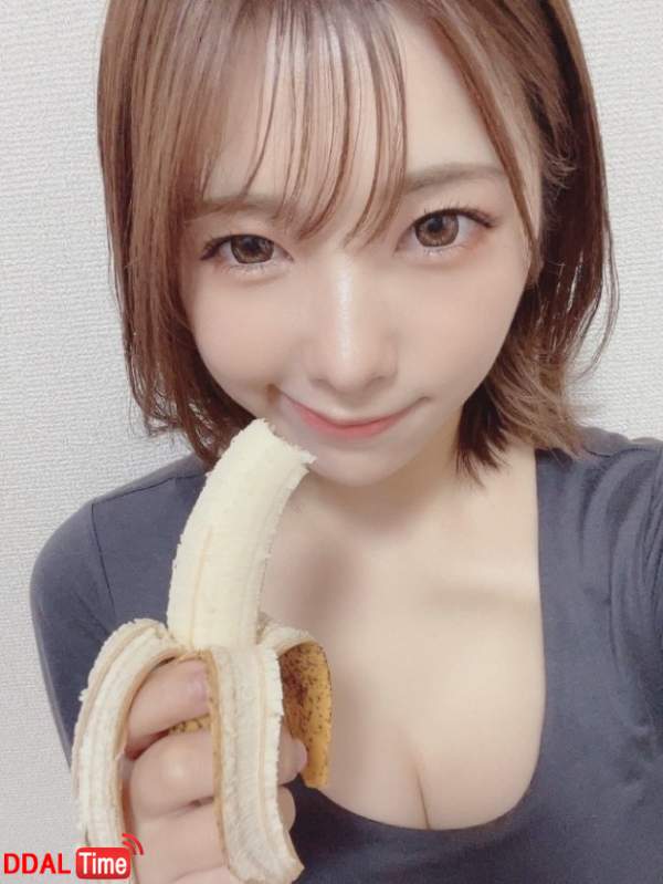 바나나 먹고 커진 가슴 이미지 #1