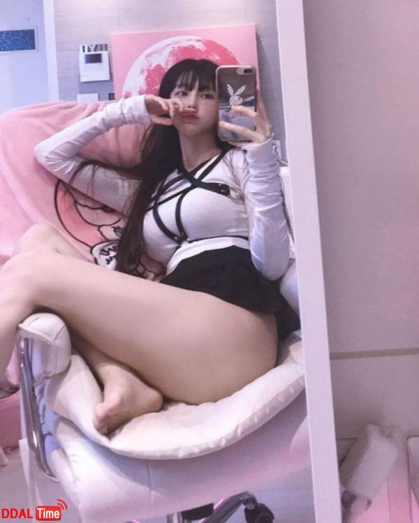 핵벅지 자랑하는 셀카 이미지 #1