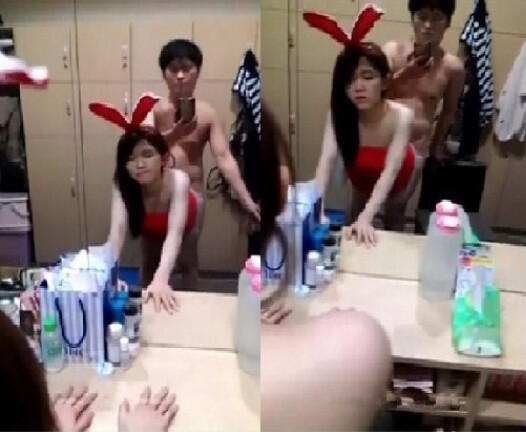 섹시 치어리더와 경기장 탈의실에서 이미지 #1